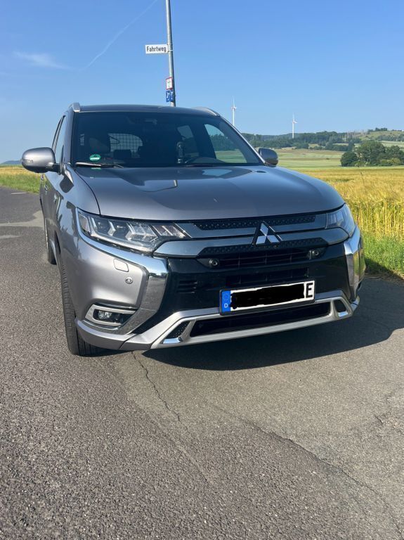 Grau Gebraucht 2018 Mitsubishi Outlander P-HEV SUV | 18.350 € (Fairer Preis) - Bild 1/4