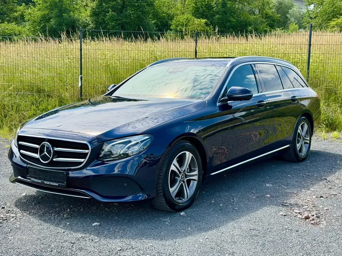 Gebraucht Mercedes E220 194 PS (142 kW) 2019 Blau Kombi