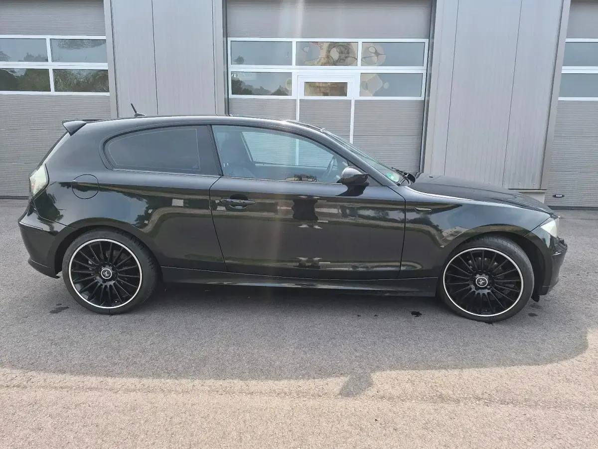 Gebraucht BMW 116 122 PS (89 kW) 2009 Schwarz Kleinwagen