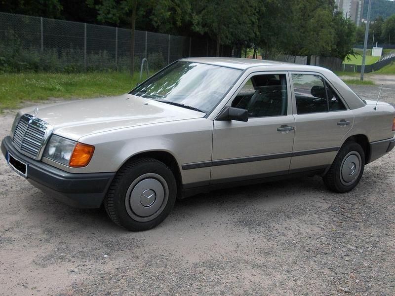 Gebraucht Mercedes E230 132 PS (97 kW) 1988 Silber Limousine