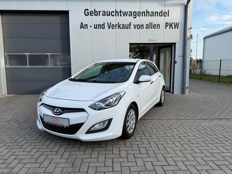Weiß Gebraucht 2013 Hyundai i30 Classic Limousine | 6.900 € (Fairer Preis) - Bild 1/4