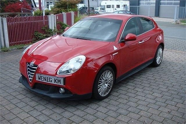 Rot Gebraucht 2016 Alfa Romeo Giulietta Turismo Kleinwagen | 10.900 € (Guter Preis) - Bild 1/4