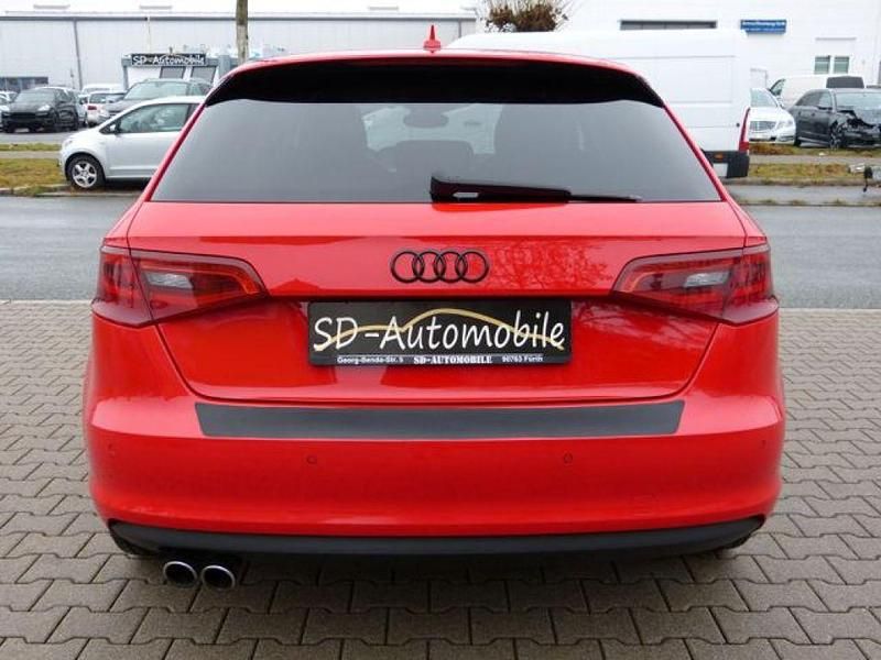 Gebraucht Audi A3 Sport 179 PS (131 kW) 2013 Rot Limousine