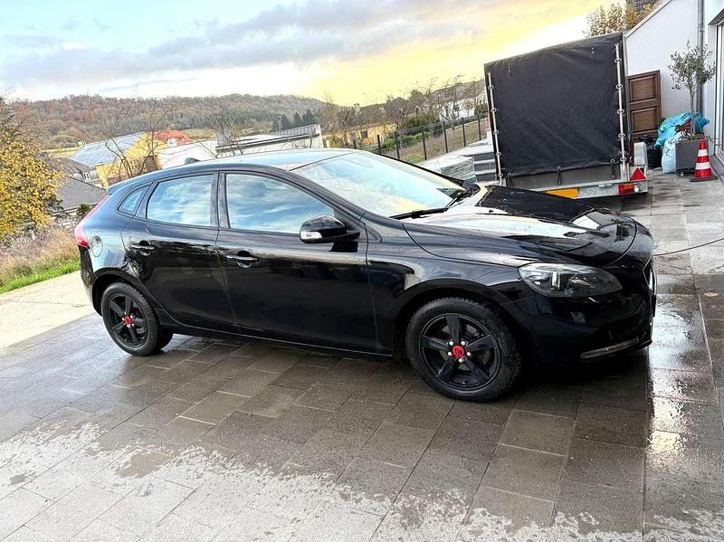 Gebraucht Volvo V40 Kinetic 120 PS (88 kW) 2017 Schwarz Limousine