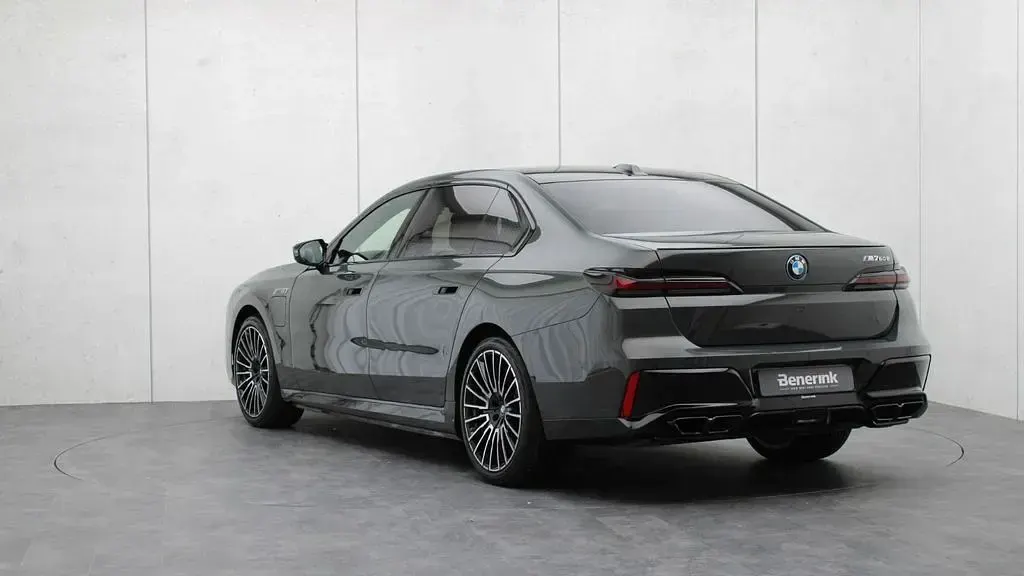 Gebraucht BMW M760e Sport Line 571 PS (419 kW) 2025 Grau Limousine