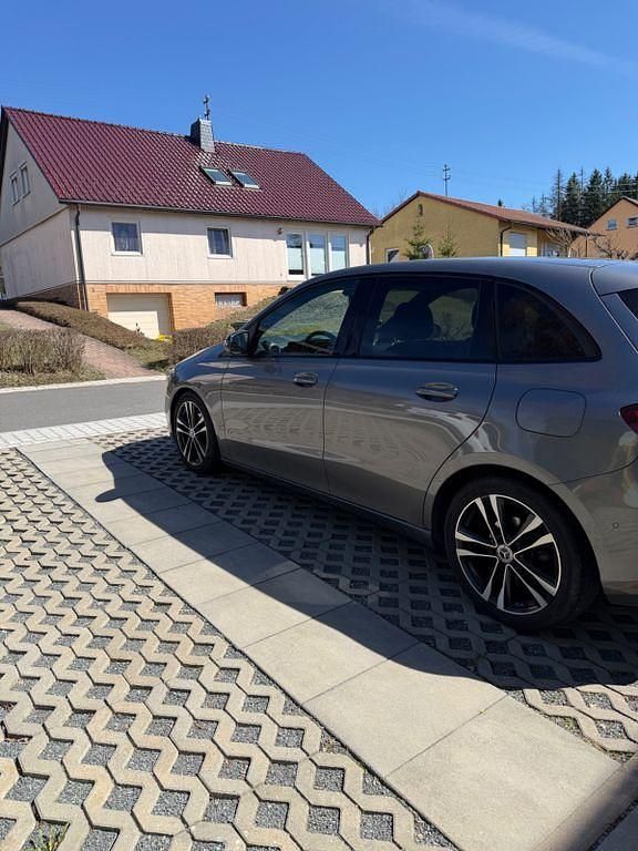 Gebraucht Mercedes B180 116 PS (85 kW) 2019 Grau Van / Kleinbus