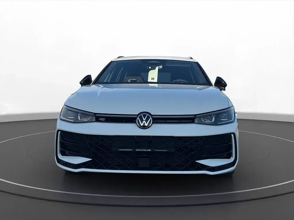 Gebraucht VW Passat R-line 150 PS (110 kW) 2025 Pure white Kombi