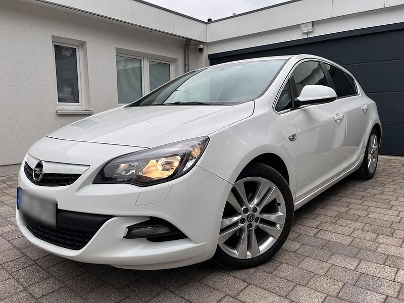 Weiß Gebraucht 2012 Opel Astra Limousine | 6.690 € (Teuer) - Bild 1/4