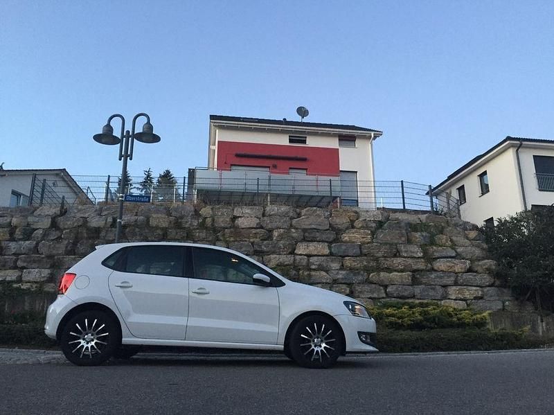 Weiß Gebraucht 2012 VW Polo Comfortline Limousine | 9.500 € - Bild 1/4