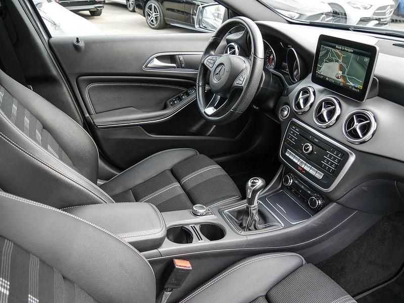 Gebraucht Mercedes GLA200 Urban 156 PS (114 kW) 2018 Szary SUV