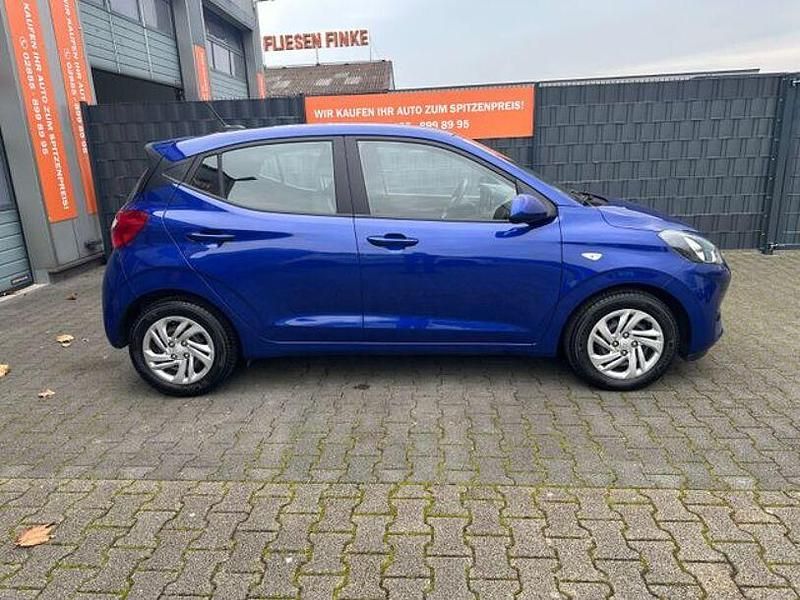 Gebraucht Hyundai i10 Essential 67 PS (49 kW) 2023 Blau Kleinwagen