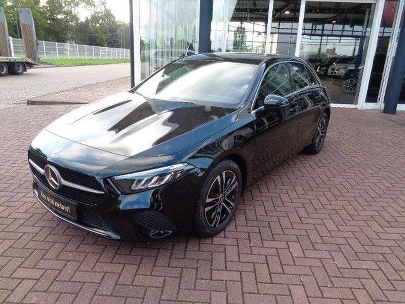 Kosmosschwarz metalliclack Gebraucht 2024 Mercedes A180 Kleinwagen | 28.790 € (Fairer Preis) - Bild 1/3