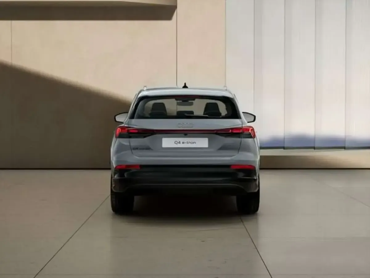 Neu Audi Q4 e-tron Sport 150 kW (204 PS) 2026 Grau SUV