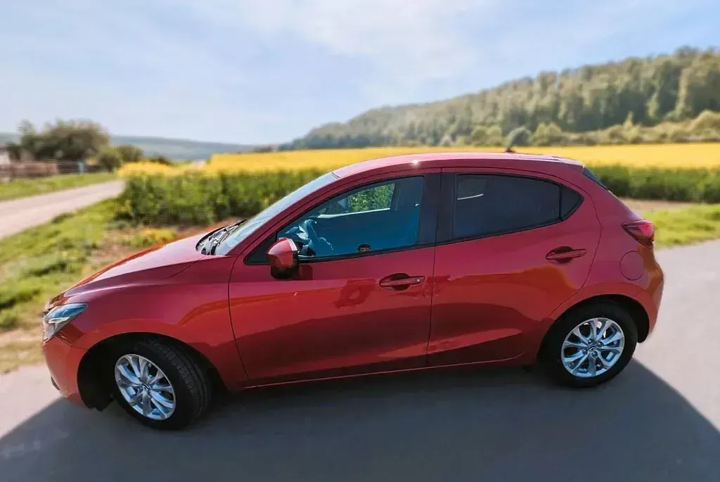 Gebraucht Mazda 2 Exclusive-Line 75 PS (55 kW) 2016 Rot Limousine