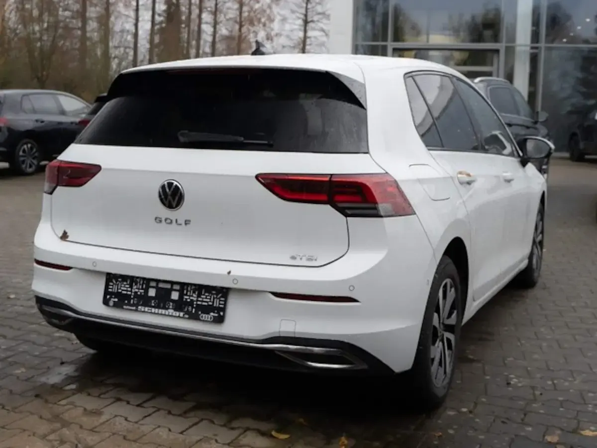Second-hand VW Golf VIII Active 110 CP (80 kW) 2023 Alb Hatchback