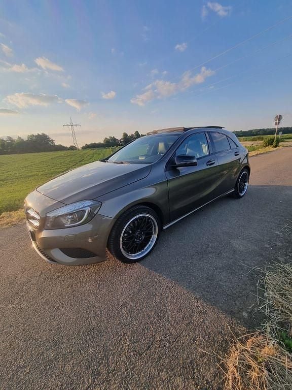Grau Gebraucht 2013 Mercedes A180 Urban Limousine | 8.400 € (Fairer Preis) - Bild 1/4