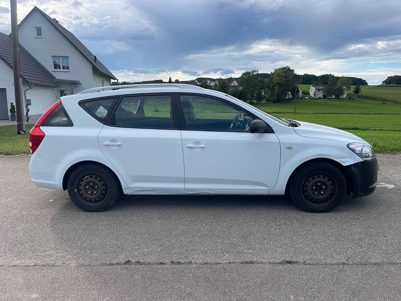 Gebraucht Kia Ceed 90 PS (66 kW) 2011 Weiß Kleinwagen