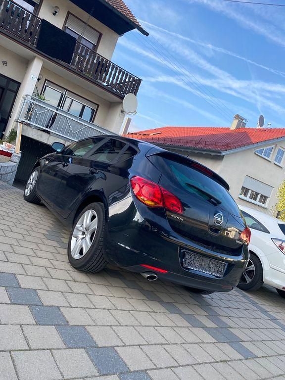 Gebraucht Opel Astra Design Edition 140 PS (102 kW) 2012 Schwarz Limousine