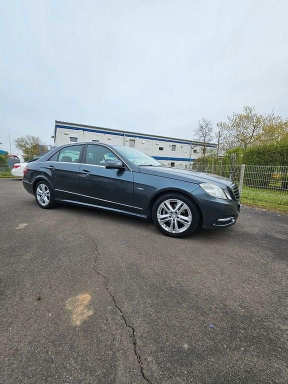 Gebraucht Mercedes E220 Avantgarde 170 PS (125 kW) 2011 Grau Limousine