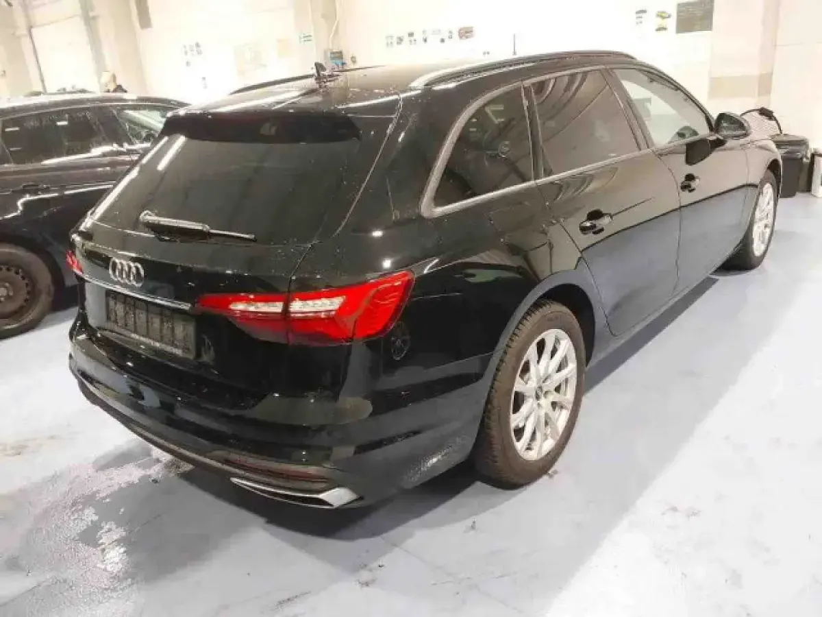 Gebraucht Audi A4 Advanced 150 PS (110 kW) 2022 Mythosschwarz metallic Kombi