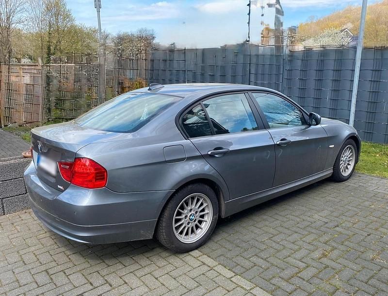 Gebraucht BMW 320 170 PS (125 kW) 2009 Grau Limousine