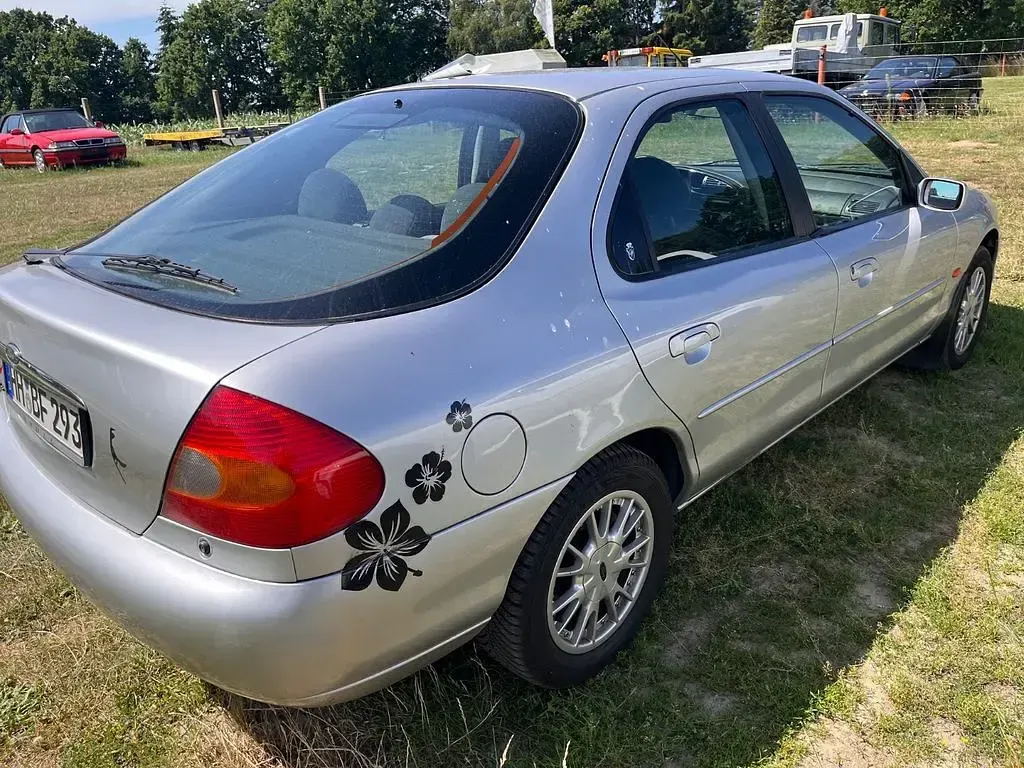 Gebraucht Ford Mondeo Ghia 116 PS (85 kW) 1999 Silber Limousine