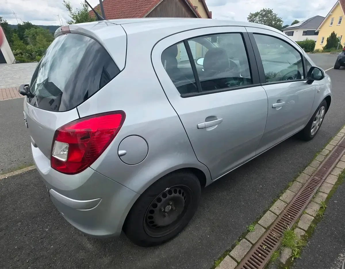 Gebraucht Opel Corsa 75 PS (55 kW) 2014 Silber Kleinwagen