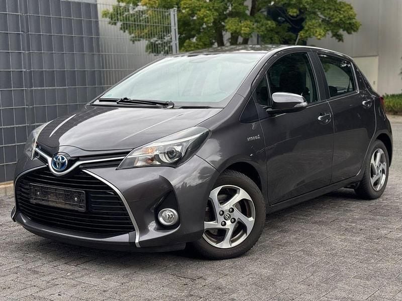 Grau Gebraucht 2015 Toyota Yaris Hybrid Comfort Limousine | 10.990 € (Fairer Preis) - Bild 1/4