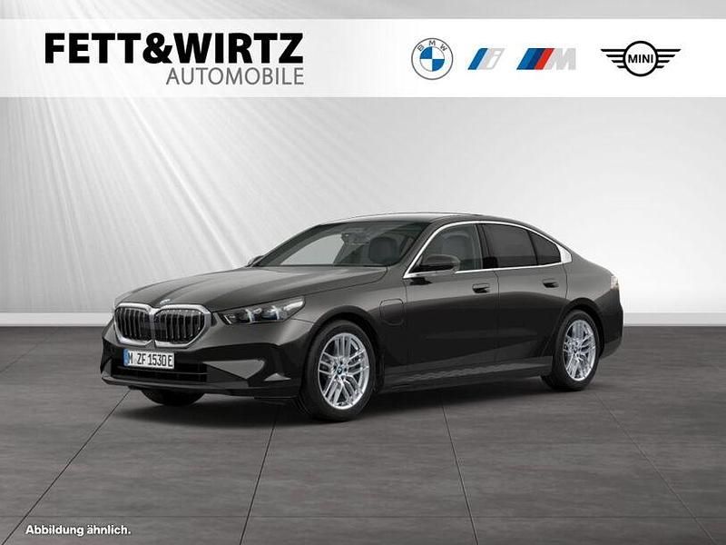 Gebraucht BMW 550e Comfort Edition 489 PS (359 kW) 2024 Sophistograu brillanteffekt metallic Limousine