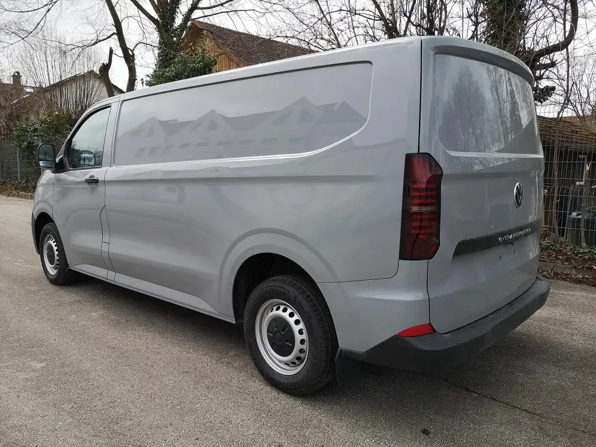 Neu VW T7 100 kW (136 PS) 2026 Stone grey Van