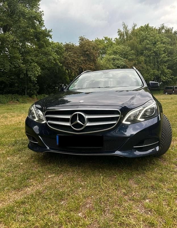 Blau Gebraucht 2014 Mercedes E220 Avantgarde Kombi | 8.000 € (Guter Preis) - Bild 1/4