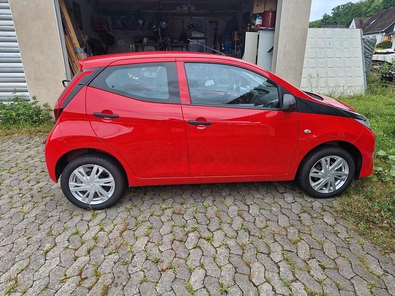 Gebraucht Toyota Aygo 65 PS (47 kW) 2020 Rot Kleinwagen