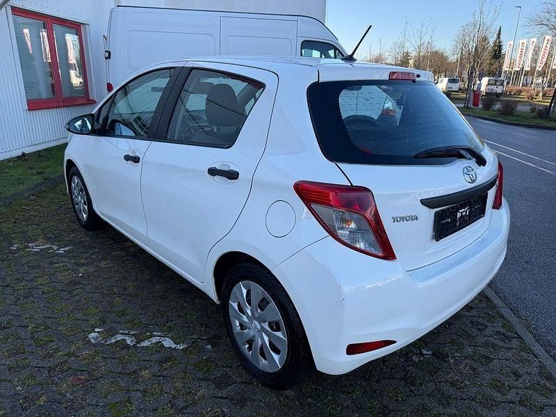 Gebraucht Toyota Yaris 69 PS (50 kW) 2012 Weiß Limousine