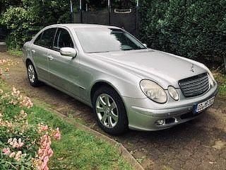 Silber Gebraucht 2004 Mercedes E200 Classic Limousine | 3.900 € (Fairer Preis) - Bild 1/4