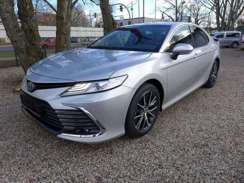 Ultra silver metallic Neu 2024 Toyota Camry Executive Limousine | 36.980 € (Fairer Preis) - Bild 1/4