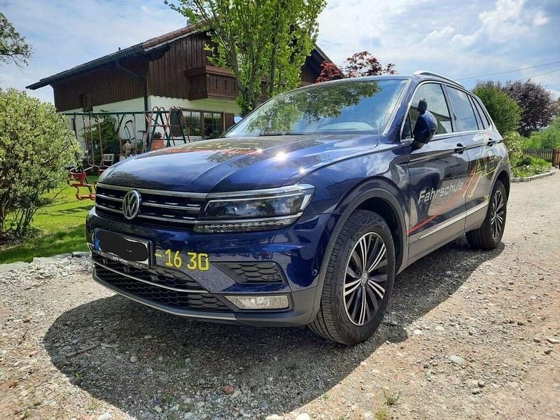 Blau Gebraucht 2020 VW Tiguan Highline SUV | 20.999 € (Superpreis) - Bild 1/4