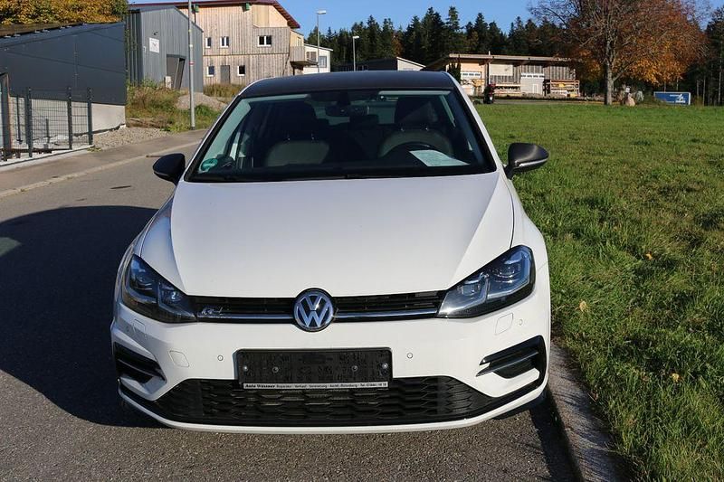 Weiß Gebraucht 2019 VW Golf Highline Limousine | 17.990 € (Guter Preis) - Bild 1/4