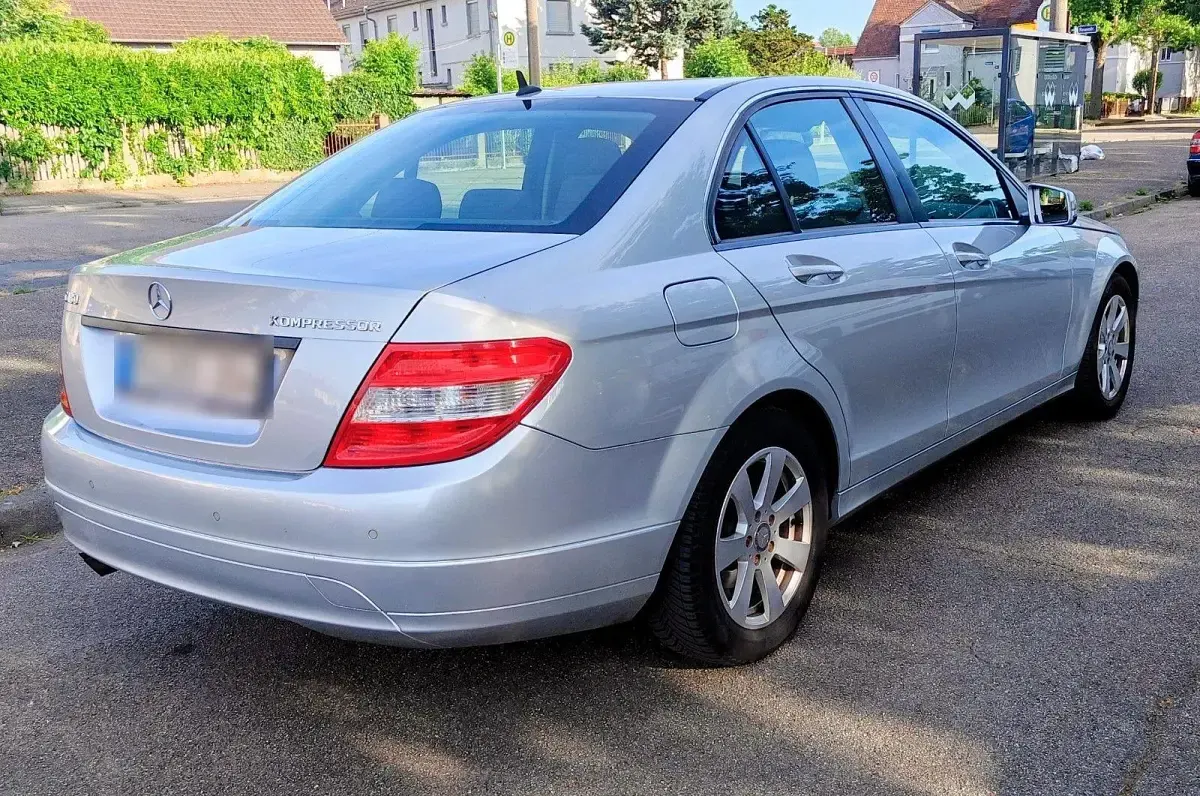 Gebraucht Mercedes C180 156 PS (114 kW) 2009 Silber Limousine