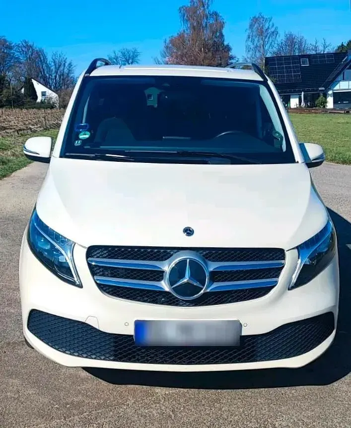 Gebraucht Mercedes V220 163 PS (119 kW) 2023 Grau Van / Kleinbus