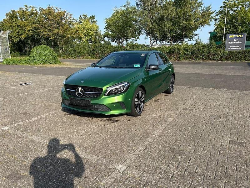Grün Gebraucht 2016 Mercedes A200 Urban Limousine | 14.500 € (Fairer Preis) - Bild 1/4