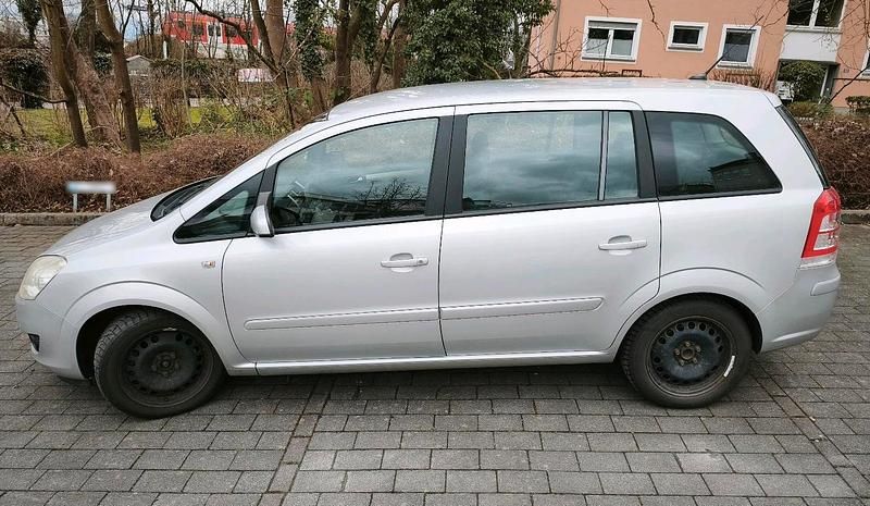Usata Opel Zafira 2008 Argento Monovolume