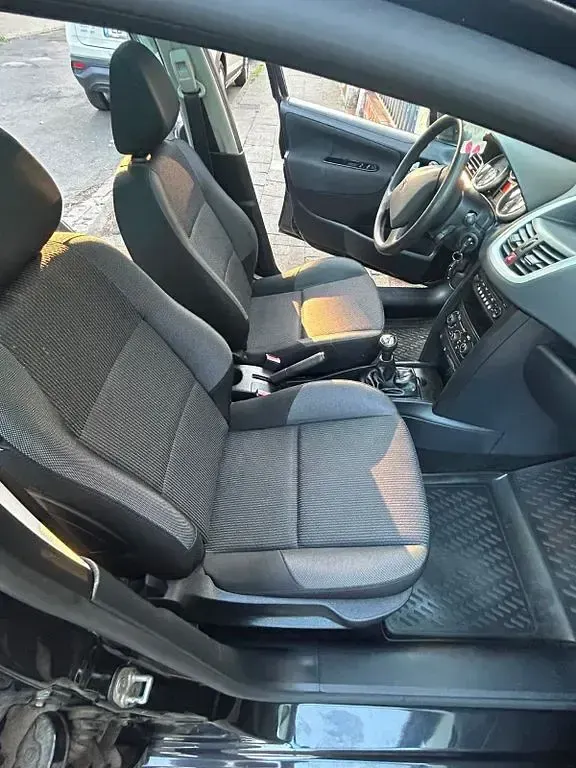 Gebraucht Peugeot 207 Tendance 95 PS (69 kW) 2011 Schwarz Kombi