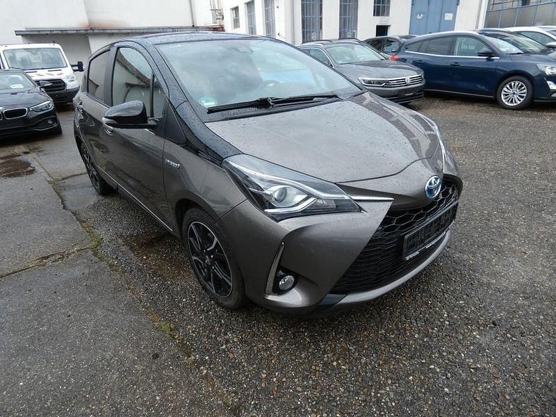 Grau Gebraucht 2018 Toyota Yaris Hybrid Plus Limousine | 12.980 € (Fairer Preis) - Bild 1/4