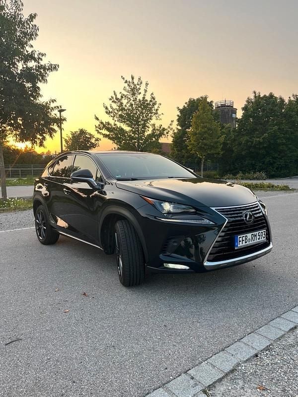 Schwarz Gebraucht 2018 Lexus NX300h E-FOUR SUV | 28.400 € (Fairer Preis) - Bild 1/4