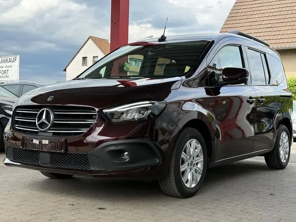 Gebraucht Mercedes T180 Progressive 116 PS (85 kW) 2024 Rubellitrot Van / Kleinbus
