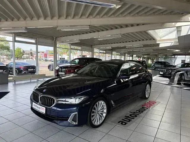 Gebraucht BMW 545e Luxury Line 394 PS (289 kW) 2021 Tansanitblau Limousine