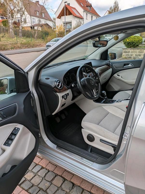 Gebraucht Mercedes B200 156 PS (114 kW) 2012 Silber Van / Kleinbus