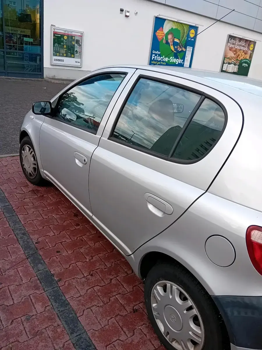 Gebraucht Toyota Yaris 68 PS (50 kW) 2003 Silber Kleinwagen