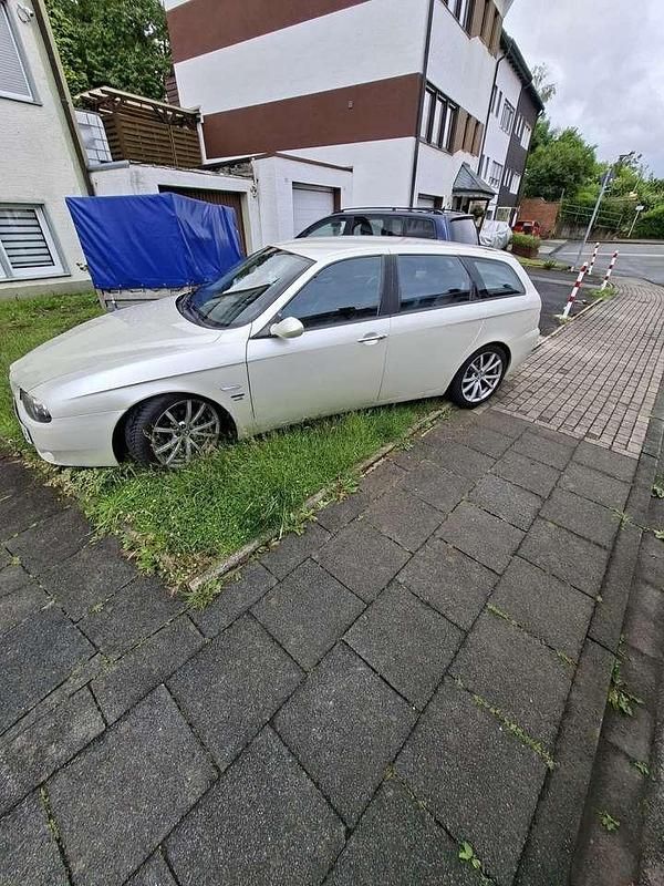 Weiß Gebraucht 2004 Alfa Romeo 156 Distinctive Kombi | 4.000 € - Bild 1/4