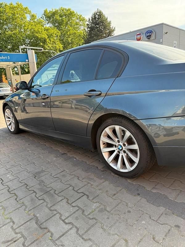 Gebraucht BMW 318 141 PS (103 kW) 2007 Grau Limousine